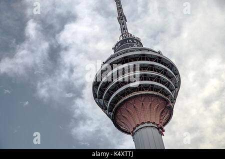 KUALA LUMPUR - 10. Mai: Kuala Lumpur Tower (Menara) am 18. Mai 2013 in Kuala Lumpur, Malaysia. Der Turm erreicht 421 m, die derzeit macht es die se Stockfoto