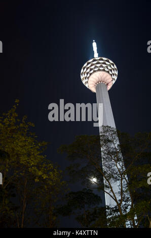 KUALA LUMPUR - 10. Mai: Kuala Lumpur Tower (Menara) am 18. Mai 2013 in Kuala Lumpur, Malaysia. Der Turm erreicht 421 m, die derzeit macht es die se Stockfoto