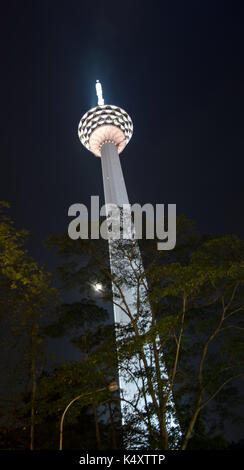 KUALA LUMPUR - 10. Mai: Kuala Lumpur Tower (Menara) am 18. Mai 2013 in Kuala Lumpur, Malaysia. Der Turm erreicht 421 m, die derzeit macht es die se Stockfoto