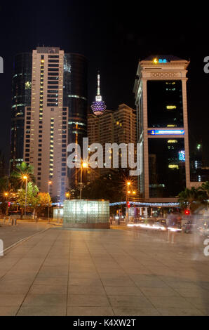 KUALA LUMPUR - 10. Mai: Kuala Lumpur Tower (Menara) am 18. Mai 2013 in Kuala Lumpur, Malaysia. Der Turm erreicht 421 m, die derzeit macht es die se Stockfoto