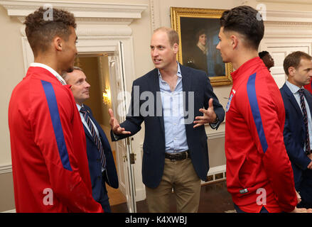 Der Präsident des Fußballverbands Duke of Cambridge (Mitte) spricht mit Dominic Calvert-Lewin (links) und Luke Southwood (rechts) während eines Empfangs für das englische Fußballteam unter 20 Jahren im Kensington Palace in London. Stockfoto