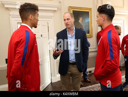 Der Präsident des Fußballverbands Duke of Cambridge (Mitte) spricht mit Dominic Calvert-Lewin (links) und Luke Southwood (rechts) während eines Empfangs für das englische Fußballteam unter 20 Jahren im Kensington Palace in London. Stockfoto