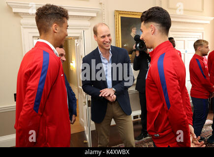 Der Präsident des Fußballverbands Duke of Cambridge (Mitte) spricht mit Dominic Calvert-Lewin (links) und Luke Southwood (rechts) während eines Empfangs für das englische Fußballteam unter 20 Jahren im Kensington Palace in London. Stockfoto