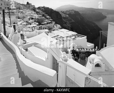 Santorin - der Ausblick über den Luxus Resort in Imerovigili mit der Fira im Hintergrund auf die Caldera. Stockfoto