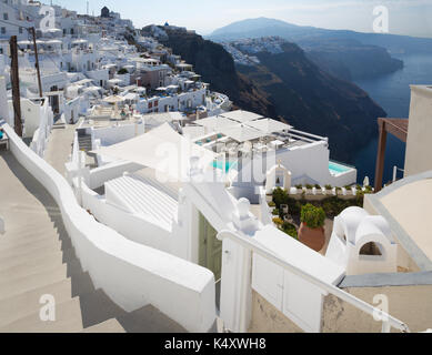 Santorin - der Ausblick über den Luxus Resort in Imerovigili mit der Fira im Hintergrund auf die Caldera. Stockfoto