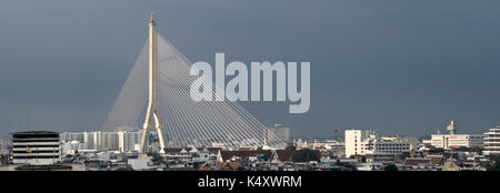 Mega-Brücke in Bangkok, Thailand (Rama-8-Brücke) Stockfoto