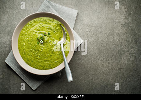 Frische gesunde Gemüse grüne Suppe overhead zu schießen. Stockfoto