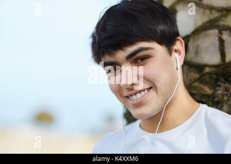 Close up Portrait von jungen Menschen gerne Musik hören über Kopfhörer. Stockfoto