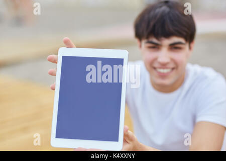 Close up Portrait des jungen Mannes holding Tablet Stockfoto