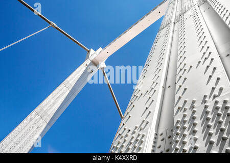 Metall Säulen der Kabelbrücke gegen den blauen Himmel Stockfoto