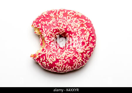 Gebissen - In donut Donut mit Erdbeer Puderzucker Glasur Stockfoto