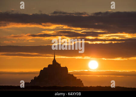 Mont Saint-Michel (St. Michael's Mount), Normandie, Nord-westlichen Frankreich: Silhouette des Mount und die Abtei und den Sonnenuntergang in der Bucht (nicht verfügbar Stockfoto