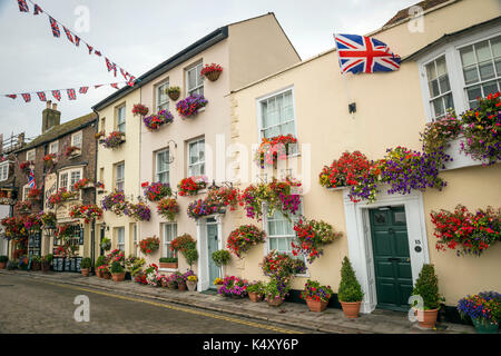 Seafront Gebäude mit hängenden Blumenkörben in Deal, Kent, Großbritannien eingerichtet Stockfoto