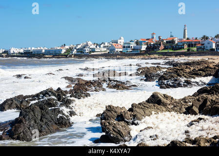 Alte Halbinsel mit Leuchtturm und Blauen historischen Kirche in Punta del Este, Maldonado, Uruguay Stockfoto