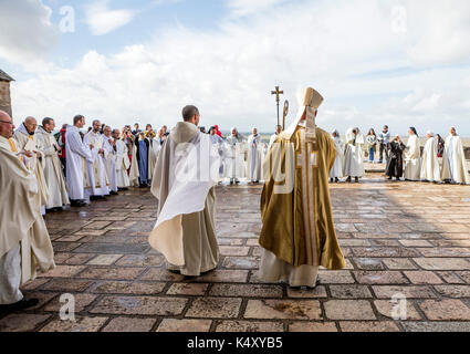 Mont Saint-Michel (St. Michael's Mount), auf 2016/10/16: revels für die 1050Th Jahrestag der klösterlichen Präsenz auf dem Mont Saint-Michel. Es wurde in 9. Stockfoto