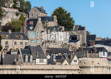 Mont Saint-Michel (St. Michael's Mount), Normandie, Nord-westlichen Frankreich: Häuser des Dorfes und Stadtmauer im Vordergrund (nicht für pos verfügbar Stockfoto