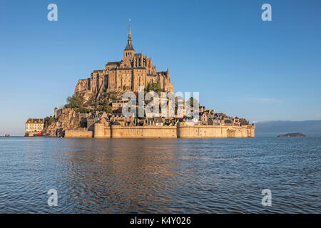 Mont Saint-Michel (St. Michael's Mount), Normandie, Nord-westlichen Frankreich: Le Mont Saint-Michel vom Meer während einer Spring Tide gesehen, herbstliche equ Stockfoto