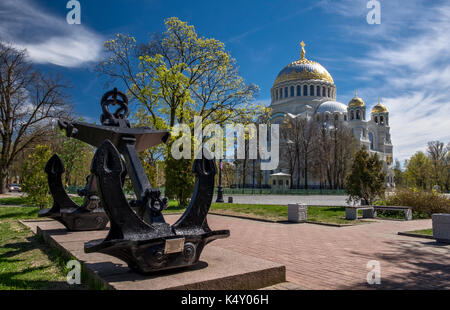 Naval Kathedrale des Heiligen Nikolaus und Anker memorial Zeichen in Kronstadt, Russland Stockfoto