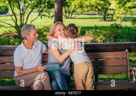 Familie mit digitalen Tablet Stockfoto