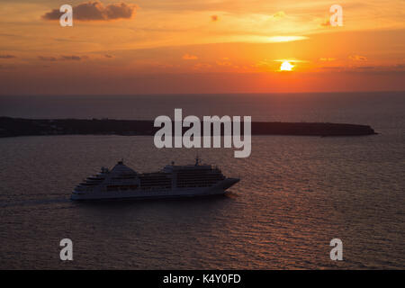 Santorin - Die Kreuzfahrt in den Sonnenuntergang in Oia. Stockfoto