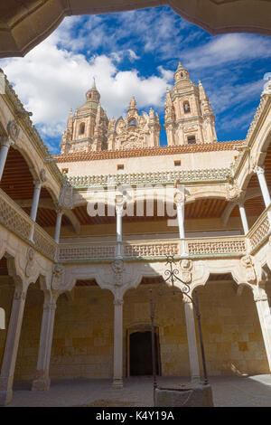 SALAMANCA, Spanien, APRIL - 17, 2016: Atrium Casa de Las Conchas - Haus der Muscheln und die Türme der Päpstlichen Universität. Stockfoto