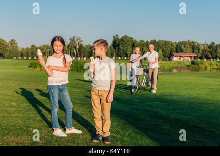 Kinder Eis essen Stockfoto