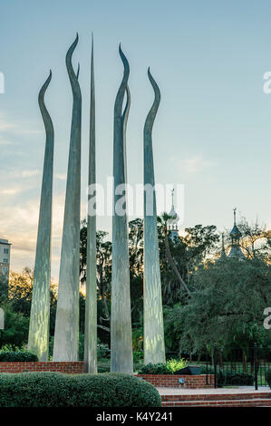 Teil der Universität von Tampa Campus, die Sticks von Feuer Skulptur im Park, an der Dämmerung. Dies ist eine der vielen offenen gemeinsamen Bereichen der Schule. Stockfoto