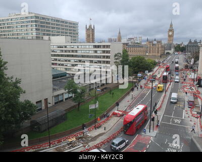 Blick auf die Westminster Bridge, Big Ben und St. Thomas Hospital aus der sechsten Etage des Park Plaza Hotel. London, Großbritannien. Stockfoto