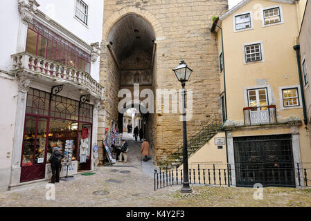 Die mittelalterliche Almedina Burgtür, Coimbra, Portugal Stockfoto