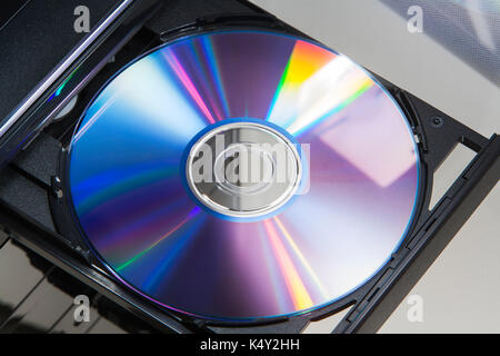 Bunte Disc im Player von einem Desktop-Computer Stockfoto