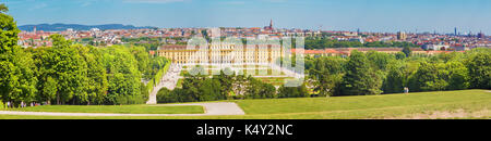 Wien, Österreich - 30. Juli 2014: Das Panorama von Schloss Schönbrunn und die Gärten. Stockfoto