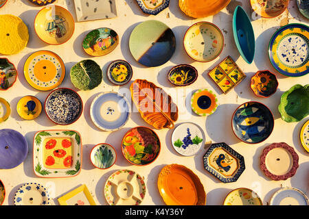 Kunsthandwerk in Portugal ausgesetzt, an einer Wand. Algarve, Portugal Stockfoto