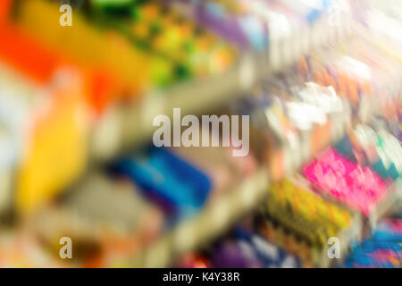 Abstrakte verschwommenen Hintergrund - Supermarkt Gang mit bunten Regale und Waren. Stockfoto