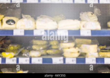 Abstrakte verschwommenen Hintergrund - Supermarkt Gang mit bunten Regale und Waren. Stockfoto