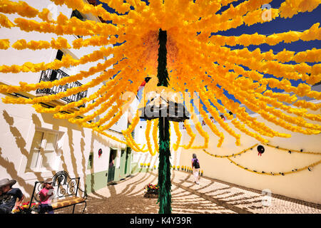 Straßen mit Papierblumen dekoriert. Volksfeste (Festas do Povo). Campo Maior, Portugal Stockfoto