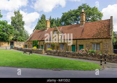 Raynsford Armenhäuser dating von 1673 in dem Dorf Dallington, Northampton, UK; jetzt Wohnungen für ältere Menschen Stockfoto