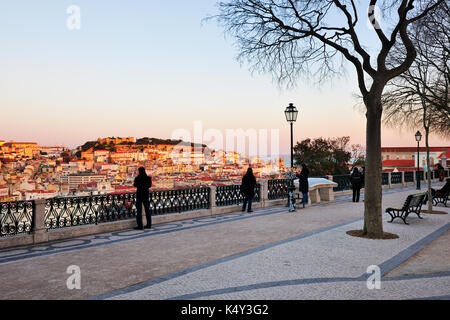 São Pedro de Alcantara belvedere, einer der besten Aussichtspunkte der Altstadt von Lissabon. Portugal Stockfoto