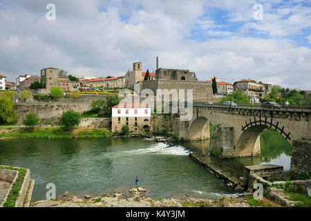 Die historische Stätte von Barcelos und die mittelalterliche Brücke, die von den Pilgern auf dem Weg zum Jakobsweg benutzt wird. Portugal Stockfoto