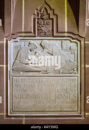 Denkmal für Sir Robert Jones (1857-1933), orthopädische Pionier, in der anglikanischen Kathedrale, Liverpool. Stockfoto