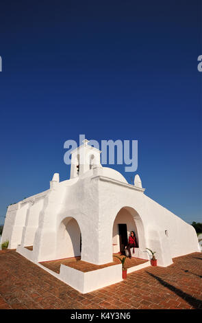 Die hellen, weißen Kapelle Nossa Senhora de Guadalupe. Serpa, Portugal (MR) Stockfoto