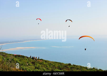 Paragleiter in den Bergen von Arrábida. Setúbal, Portugal Stockfoto