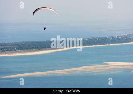 Gleitschirm in der Arrábida Berge. Setúbal, Portugal Stockfoto