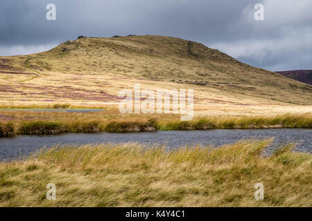 Grindslow Knoll am südlichen Rand des Kinder Scout, von der anderen Seite eines Sees gesehen, Broadlee Bank Tor, Derbyshire, Peak District National Park, England, Großbritannien Stockfoto