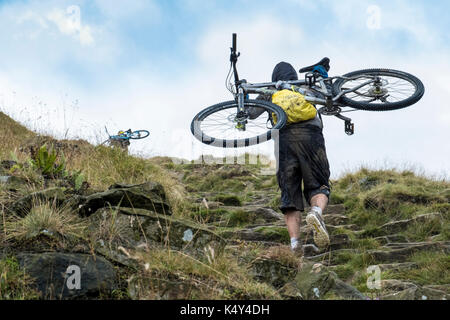 Mountain Biker. Radfahrer mit einem Mountainbike auf einem Hügel. Jacob's Ladder, Pennine Way, Derbyshire, Peak District, England, Großbritannien Stockfoto