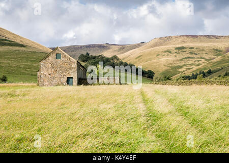 Derbyshire Landschaft. Alte Scheune mit crowden Clough und Kinder Scout hinter sich. Obere Stand, Vale von Alfreton, Derbyshire, Peak District, England, Großbritannien Stockfoto