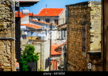 Schmale Stein Straße in Kato Lefkara Dorf. Bezirk Larnaka, Zypern. Stockfoto
