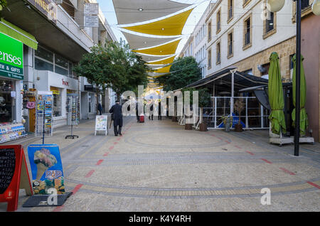 Nikosia - 21. MÄRZ 2017: Menschen zu Fuß auf der Ledra Street am 21. März 2017 in Nikosia, Zypern. Es ist eine große Straße im Zentrum von Nikosia Stockfoto