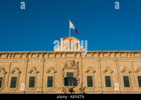 Flagge von Malta. Die Wappen von Kastilien und Leon auf der Oberseite der Auberge de Castille (Amt des Ministerpräsidenten, Valletta) Stockfoto