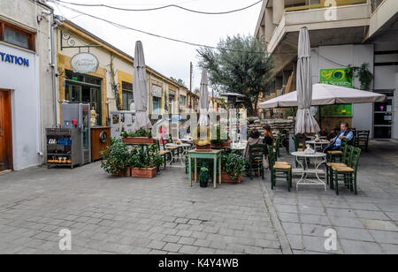 Nikosia - 21. MÄRZ 2017: Cafe auf Nicosia Straße Ledra am 21. März 2017 in Nikosia, Zypern. Stockfoto