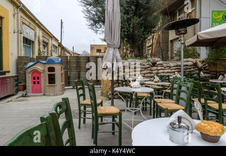 Nikosia - 21. MÄRZ 2017: Cafe auf Nicosia Straße Ledra am 21. März 2017 in Nikosia, Zypern. Stockfoto